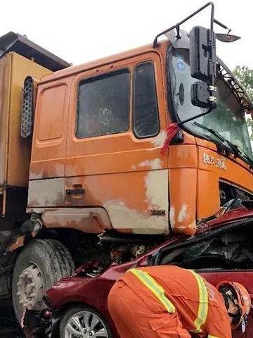 小车遭遇大车突然变道引发车祸事件，深度剖析事故原因与后果