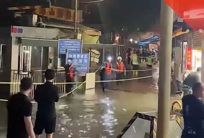 广东惠州沿海多地遭遇海水倒灌现象