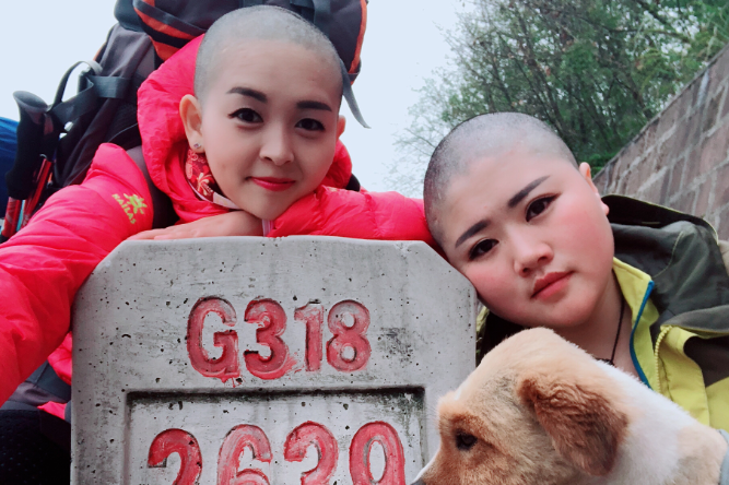 两女生剃光头成新风尚，挑战传统审美界限