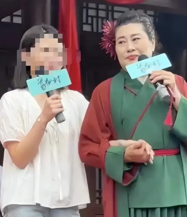 现实与虚拟的界限，女生拍视频找王婆说媒遭轰下台