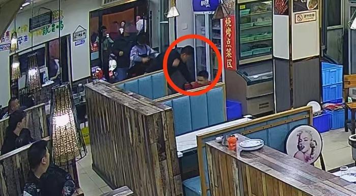 男子饭店门口小便引发冲突，警方介入处理