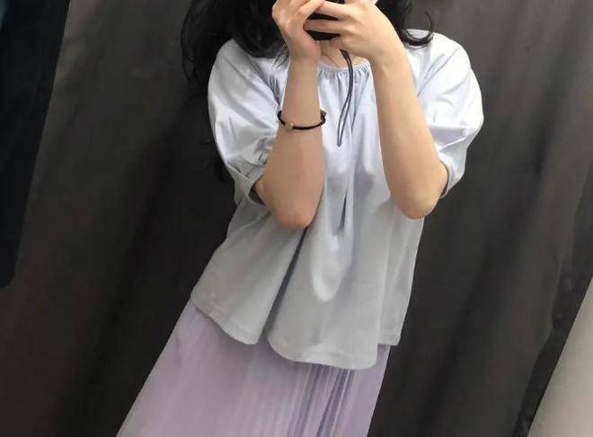 警惕与反思，女生试衣遭遇男性拉帘暴露事件