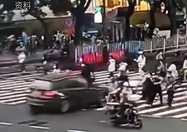 宝马撞人案庭审现场冲突纪实，被告人遭伤者投掷鞋子
