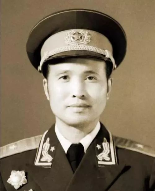 缅怀原成都军区副司令员马秉臣逝世，一生奉献的军事家风采