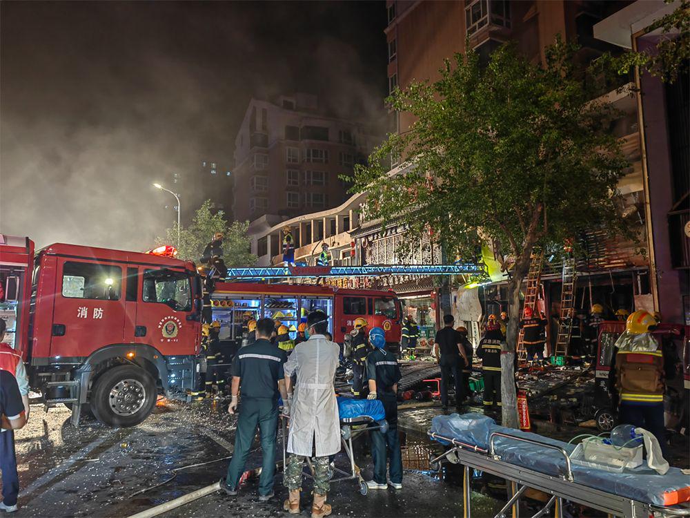 烧烤店事故背后的责任与决策，为何未疏散客人？媒体追问真相。