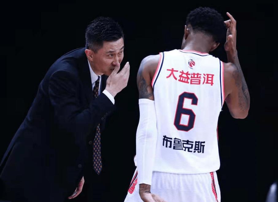 周琦妻子坦言，情感与理智交织下的逼迫丈夫回国