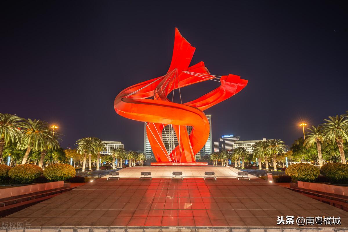 2025上海车展，百款新车首发首秀，车企探索新趋势下的增量市场