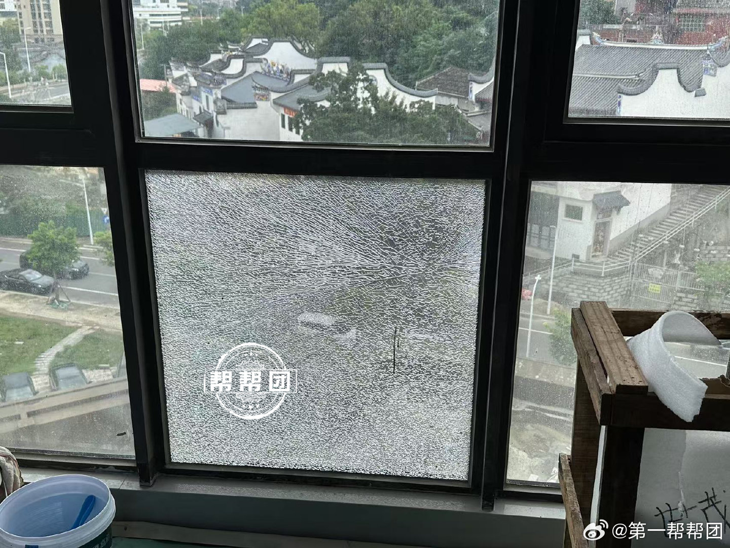 长沙某小区玻璃爆裂事件，弹孔之谜待解