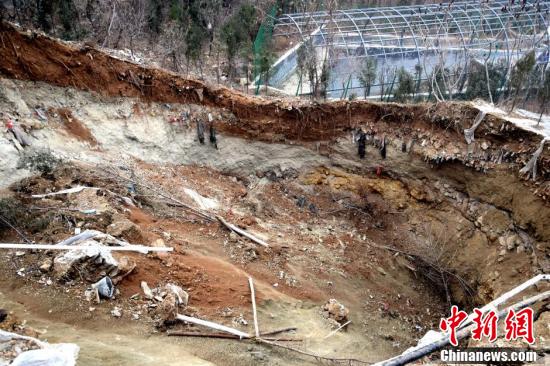 当地迅速应对巨大深坑喷土事件，紧急处置与安全保障措施