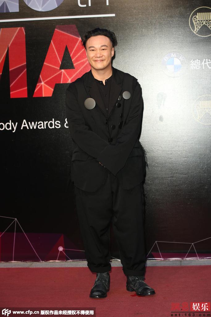陈奕迅高雄演唱会风采闪耀，深情鞠躬致谢粉丝